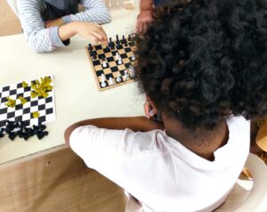 Xadrez para crianças e jovens do acolhimento