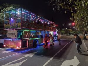 Carreta da Alegria itinerante realiza passeios em Manaus pela