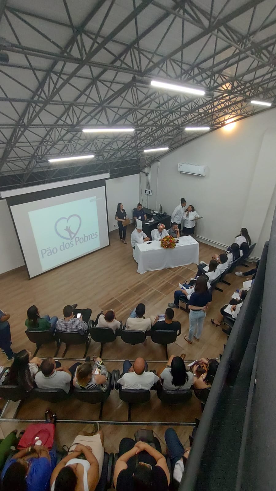 Garota Feliz Jogando Xadrez Na Sala De Aula Clara Imagem de Stock